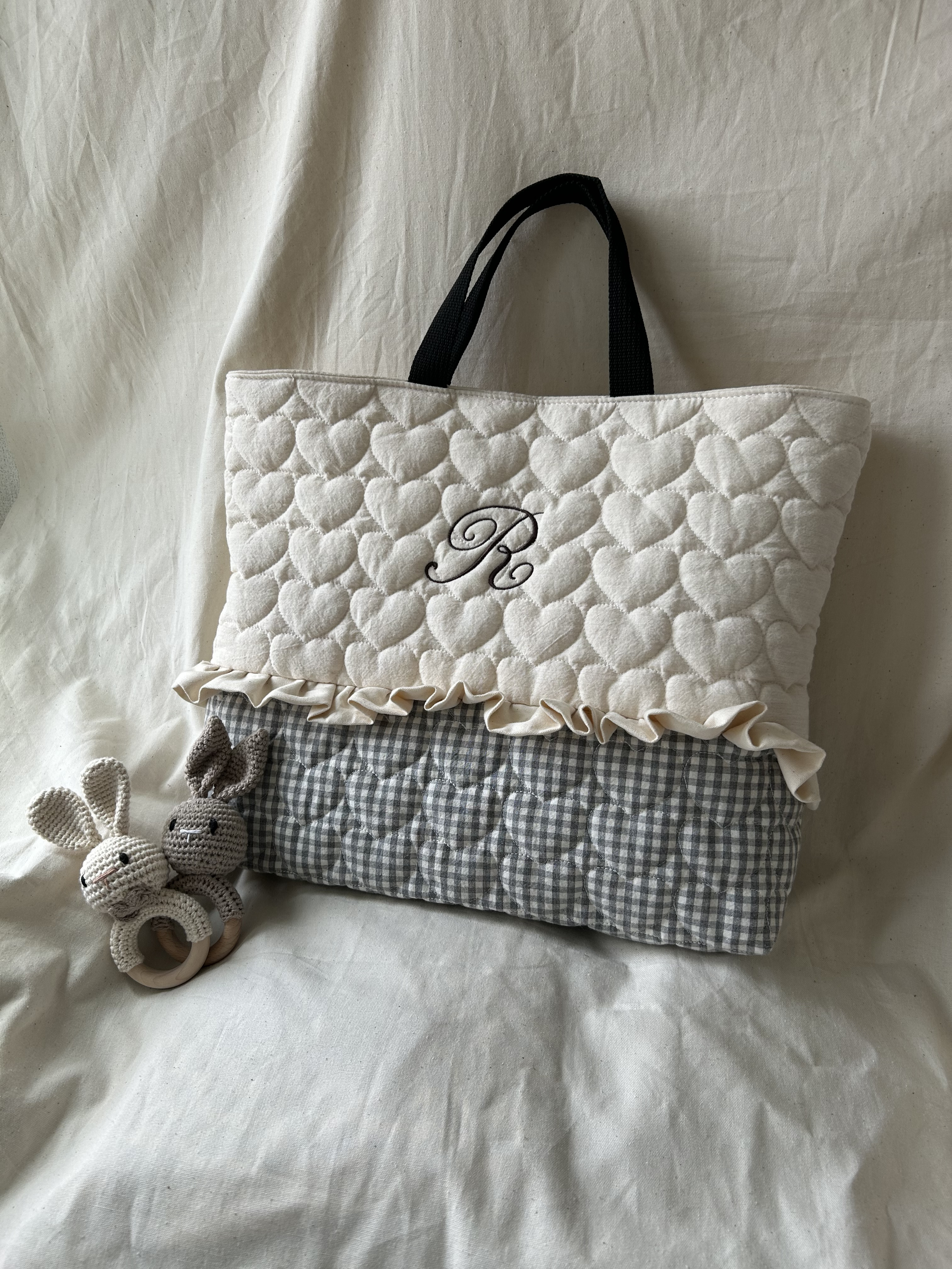 しおり様　　【オーダーメイド・お名前刺繍】ふんわりハートのバック　フリル有り、無し選択可