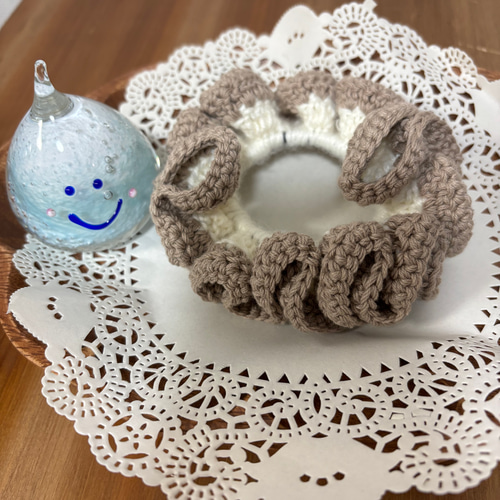 2色使いのかぎ針編みシュシュ シュシュ akenta 通販 18863389