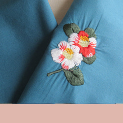 半衿・襟足ワンポイント＋上前ワンポイント・椿の刺繍（木綿ターコイズ） 7枚目の画像
