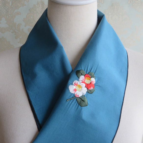 半衿・襟足ワンポイント＋上前ワンポイント・椿の刺繍（木綿ターコイズ） 1枚目の画像