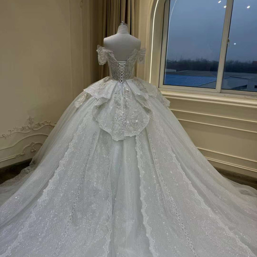 豪華！抜群のおしゃれ見え ウェディングドレス オフショルダー 二の腕