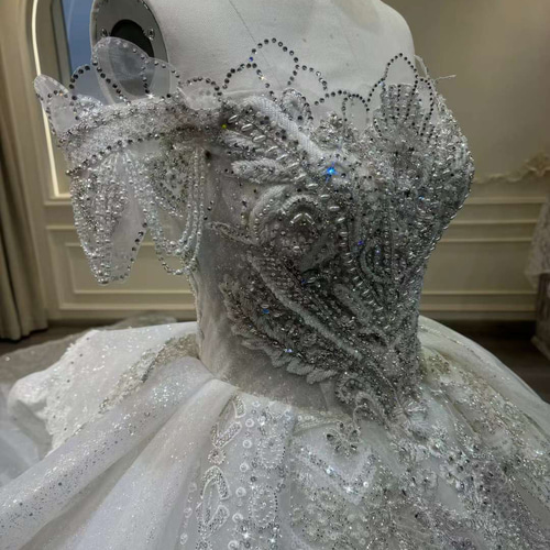 豪華！抜群のおしゃれ見え ウェディングドレス オフショルダー 二の腕