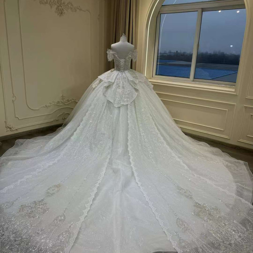 豪華！抜群のおしゃれ見え ウェディングドレス オフショルダー 二の腕