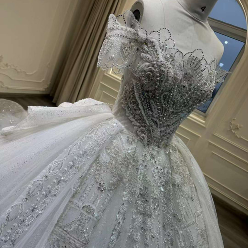 豪華！抜群のおしゃれ見え ウェディングドレス オフショルダー 二の腕