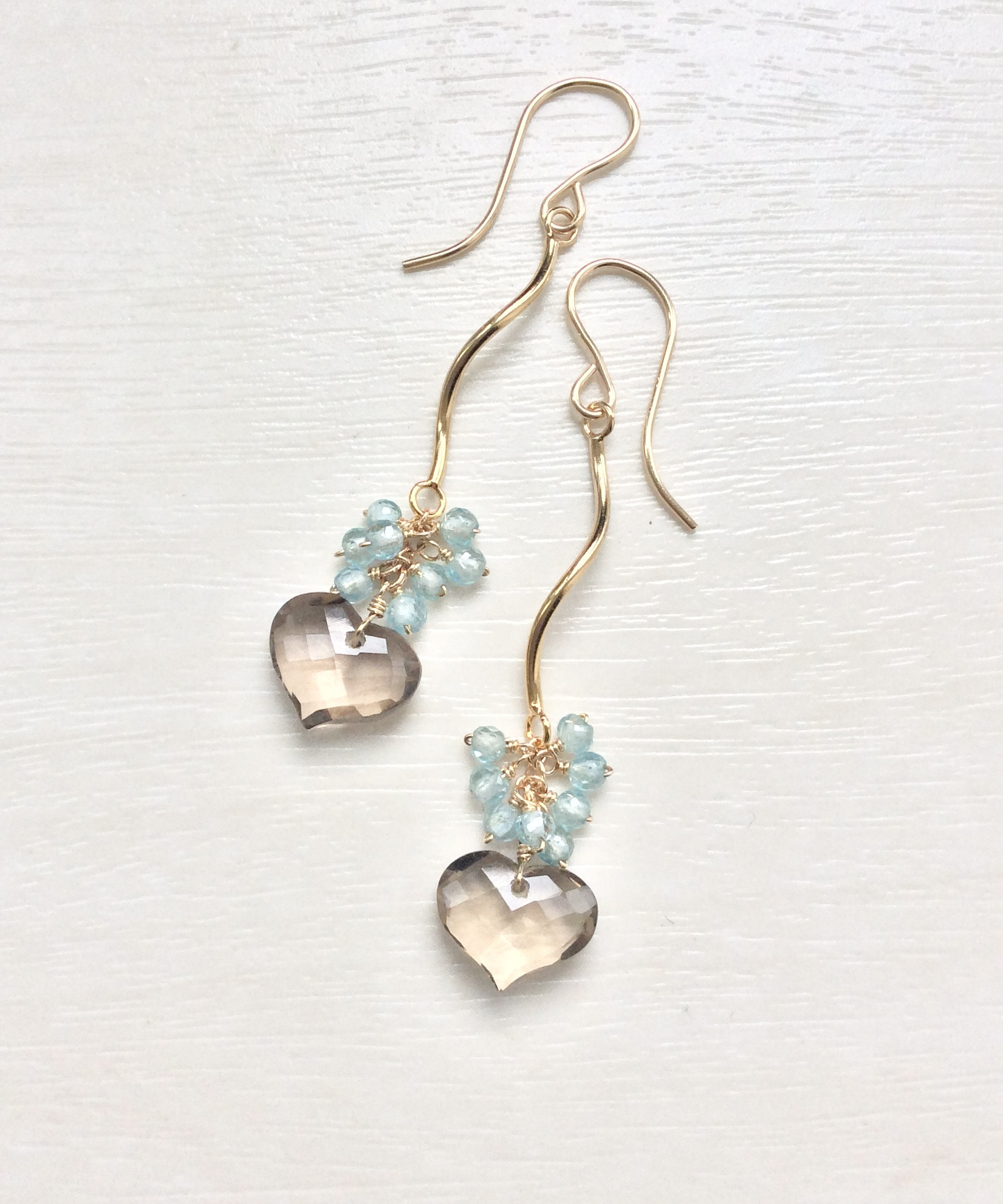 14kgf ハート型スモーキークォーツと天然ブルージルコンのロングピアス