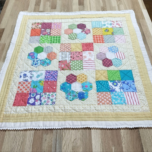 ☆幸せのイエロータペストリー☆パッチワーク・キルトタペストリー