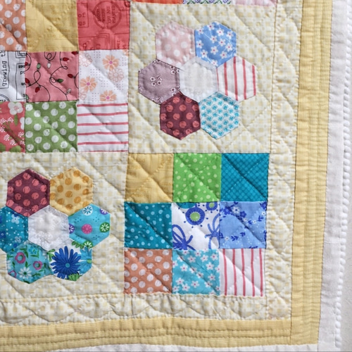 パッチワークキルトタペストリー ☆幸せのイエロータペストリー☆パッチワーク・キルトタペストリー