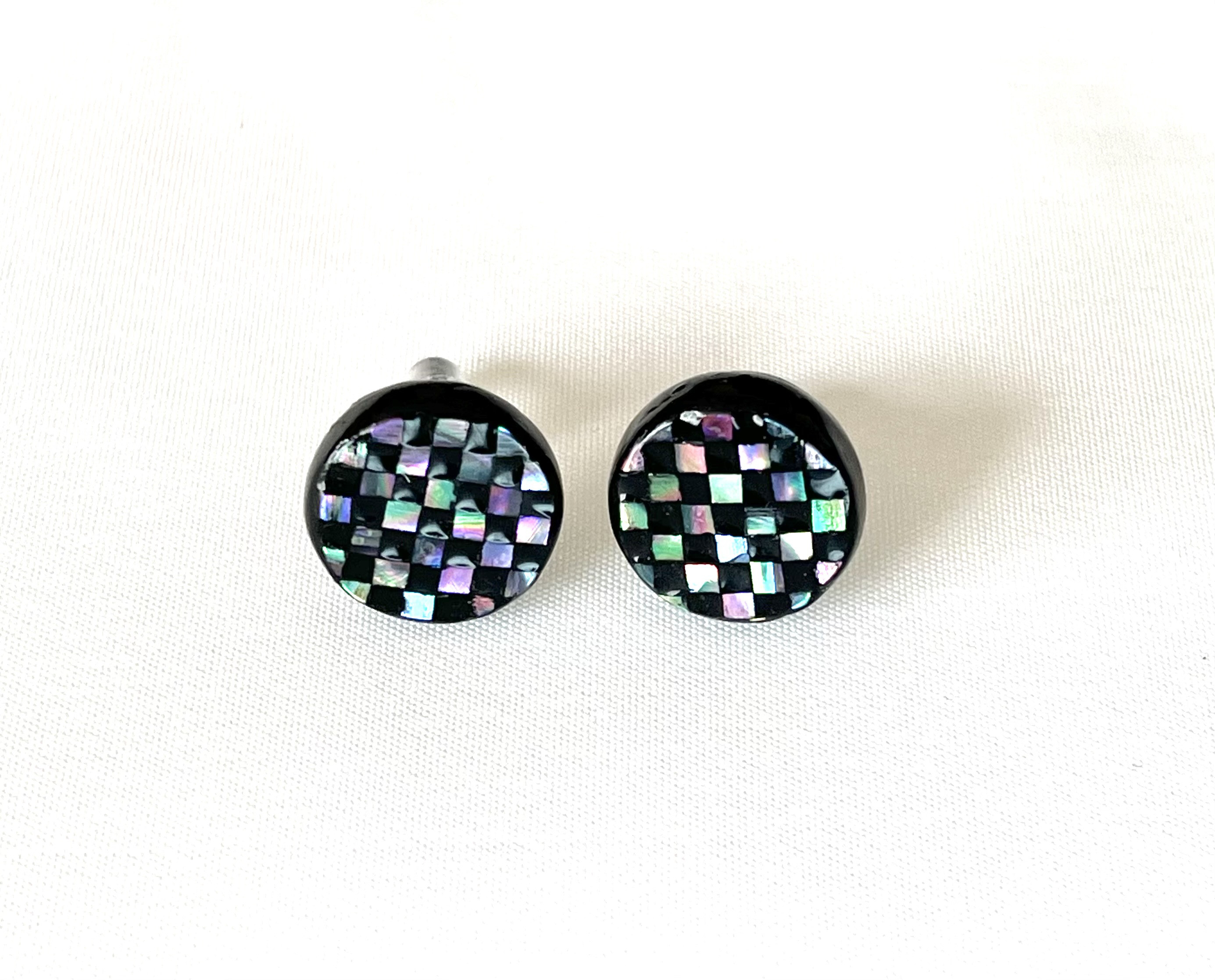 漆と貝の丸い螺鈿ピアス 10,780円