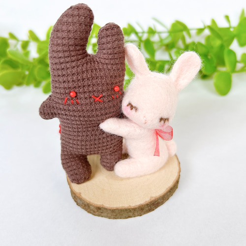 Hug Me♪ うさぎとぬいぐるみ 羊毛フェルト置物 羊毛フェルト Aki Ako