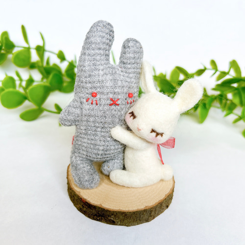 Hug Me♪ うさぎとぬいぐるみ 羊毛フェルト置物 羊毛フェルト Aki Ako