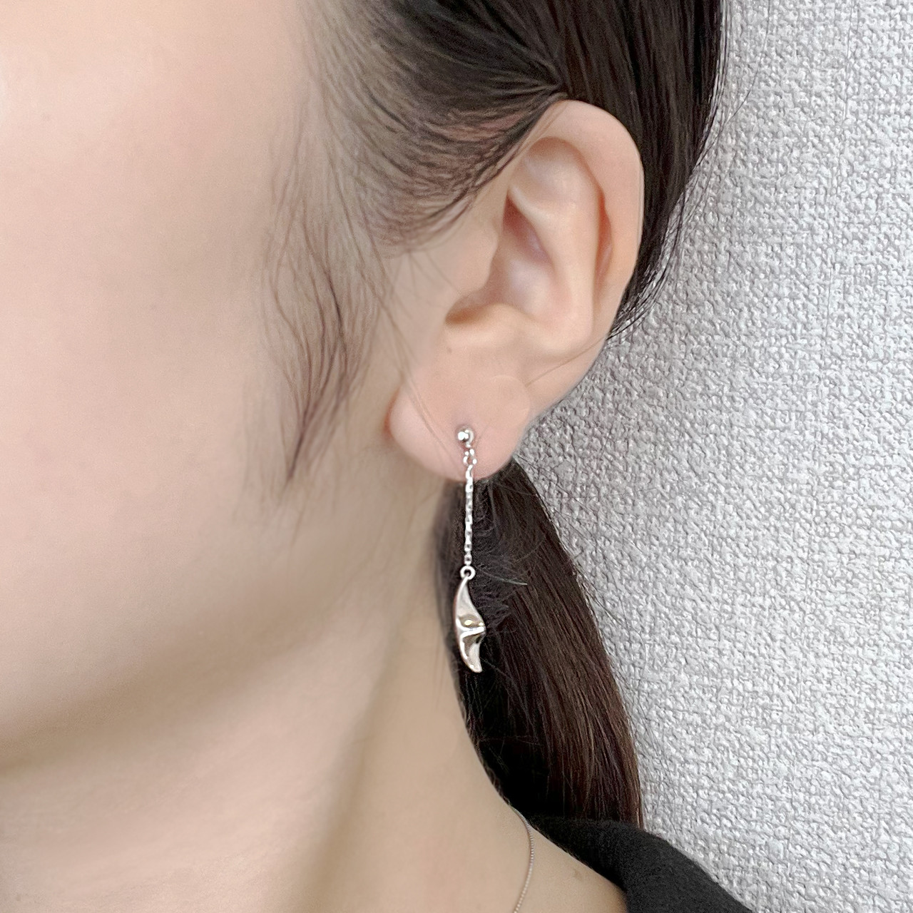 K18WG オーロラピアス ゆれる 波打ち ギフト シンプル 高級感