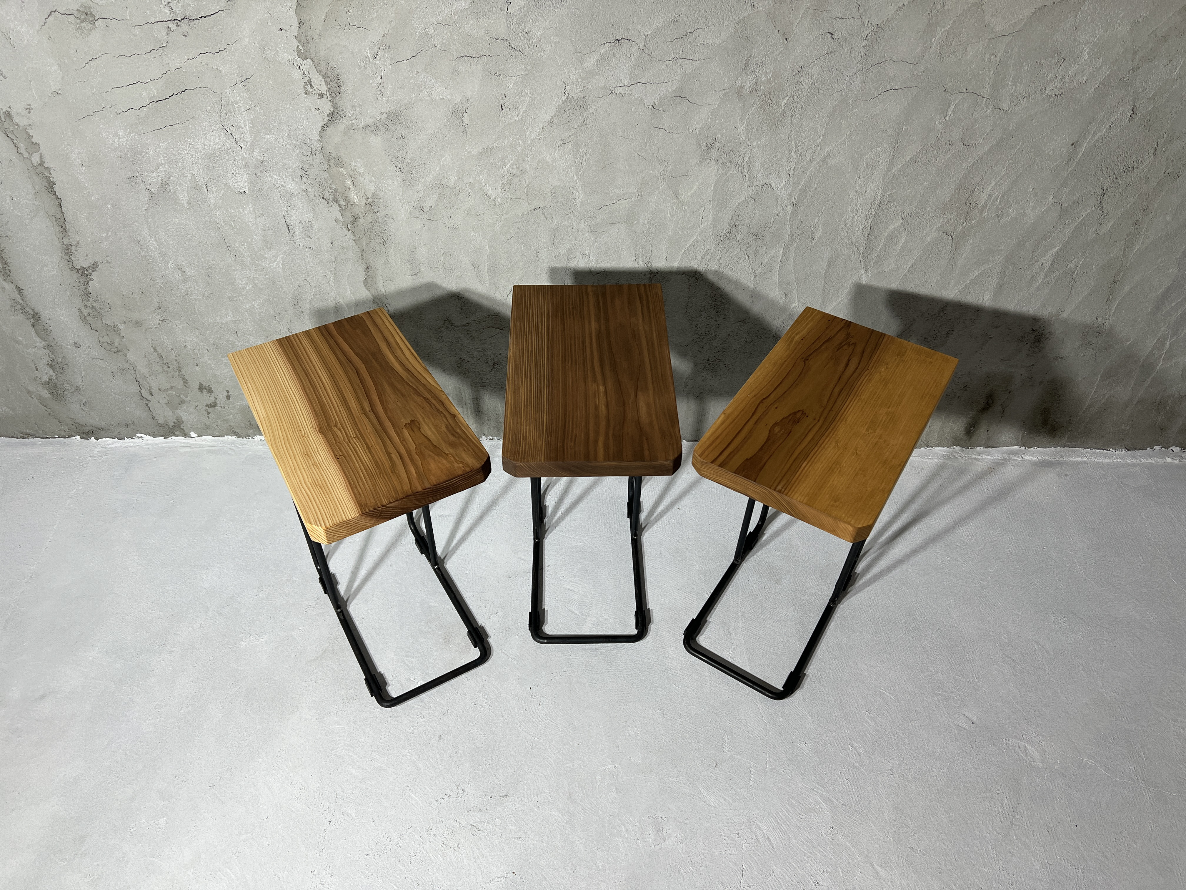 無骨と温もりをひとつに。鉄脚 × 無垢杉のサイドテーブル|送料無料