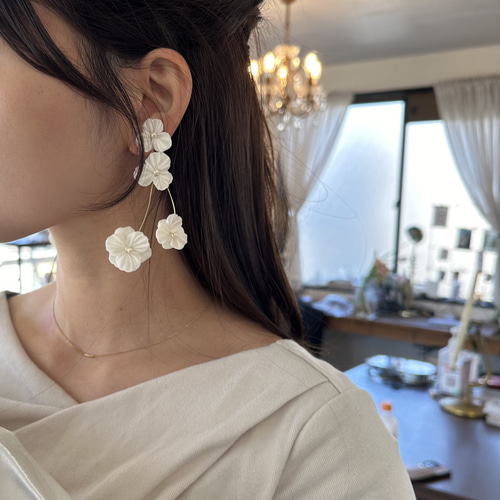 人気】ホワイトフラワー 大ぶりピアス ブライダルアクセサリー 結婚式