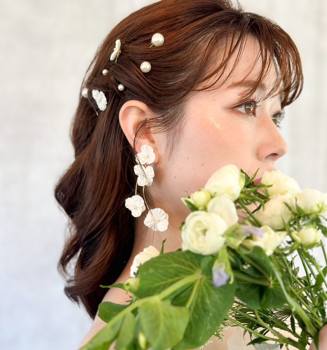 【人気】ホワイトフラワー　大ぶりピアス　ブライダルアクセサリー　結婚式　披露宴　花嫁アクセサリー　カラードレス