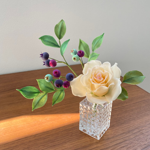 本物みたいな樹脂粘土のバラとブルーベリー☆クレイフラワー☆花器付き