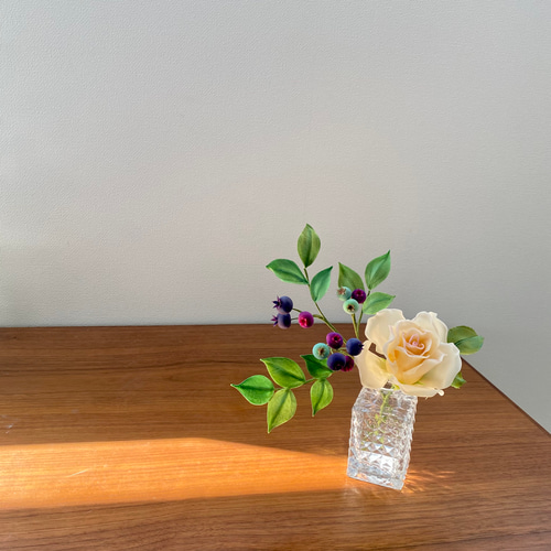 本物みたいな樹脂粘土のバラとブルーベリー☆クレイフラワー☆花器付き