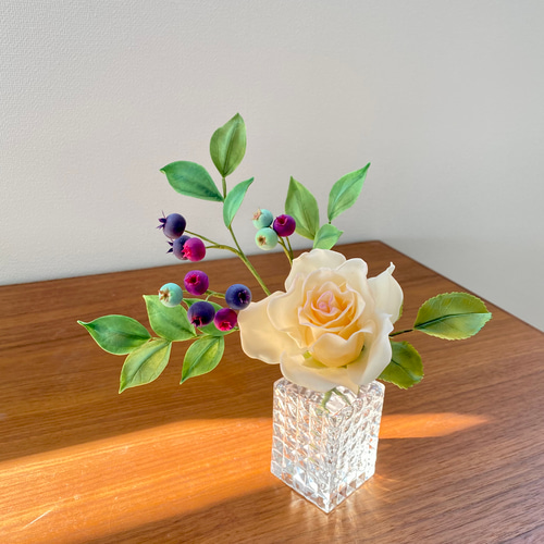 本物みたいな樹脂粘土のバラとブルーベリー☆クレイフラワー☆花器付き