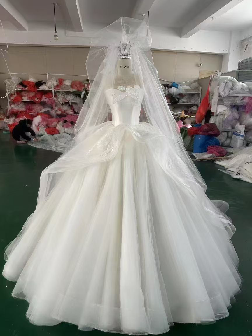 高級感溢れる！リーフ　ビスチェライン　ホワイト　チュール　サテン　エレガント　ウェディングドレス結婚式サイズオーダー挙式