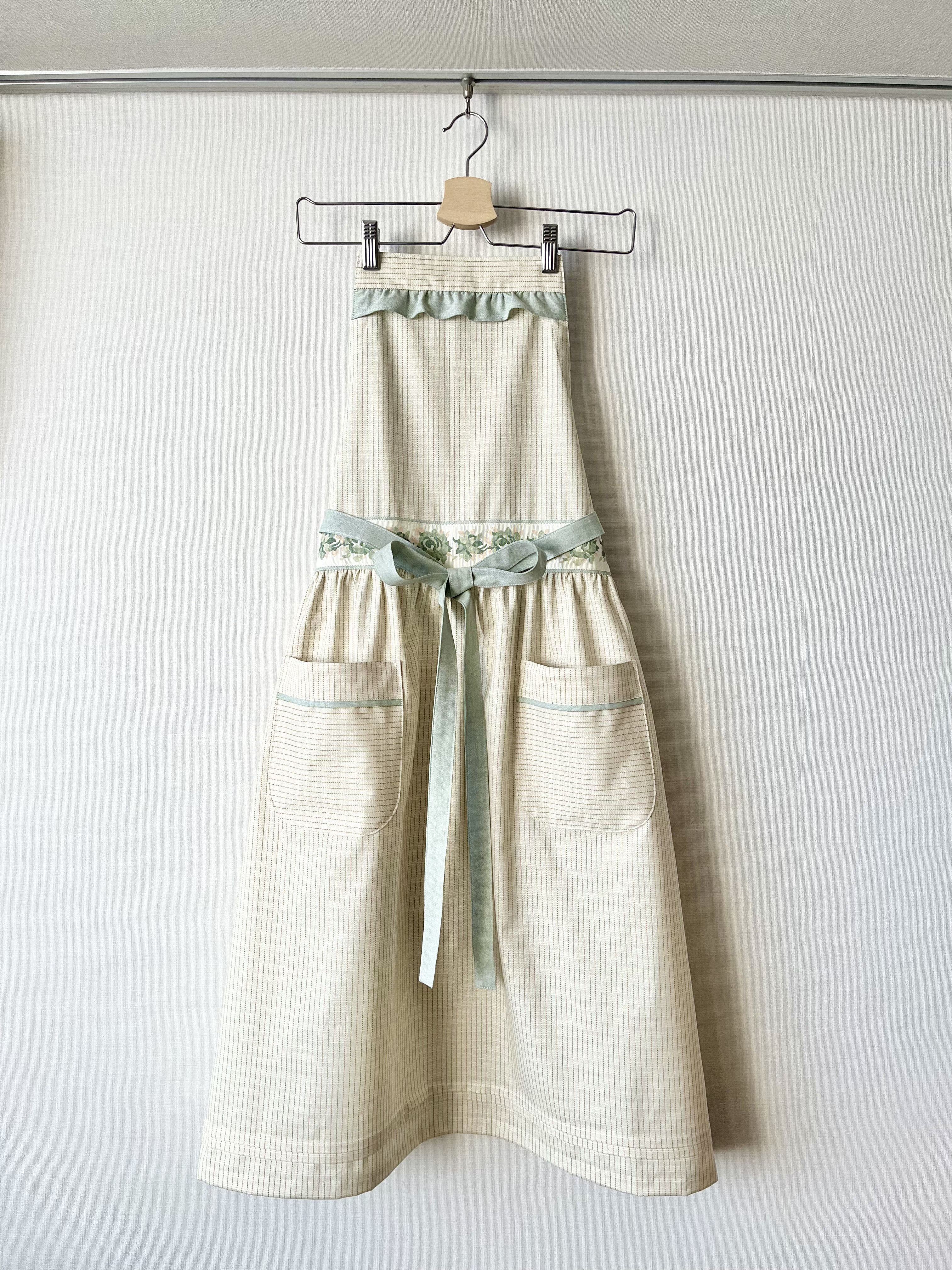 ライトグリーンフラワーのロングギャザーエプロン(バッククロスタイプ)