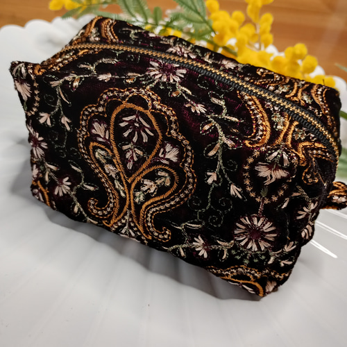 黒のバッグ・ポーチ ピンク刺繍 パレスチナ刺繍】ピンクのお花が満開の刺繍ポーチ ポーチ JVC