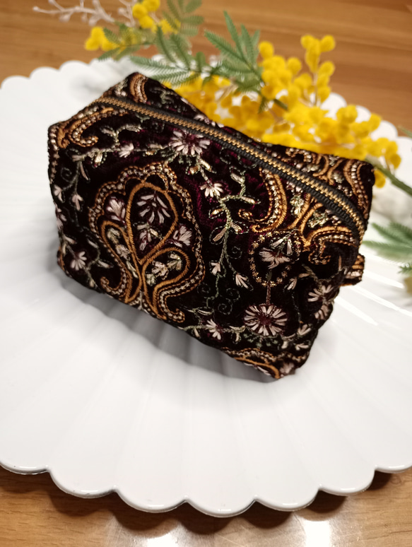 【20㌢】魅せたいインド刺繍のBOXポーチ　ベルベット　コスメポーチ　プレゼント　ギフト　誕生日　母の日　社会人　還暦 4枚目の画像