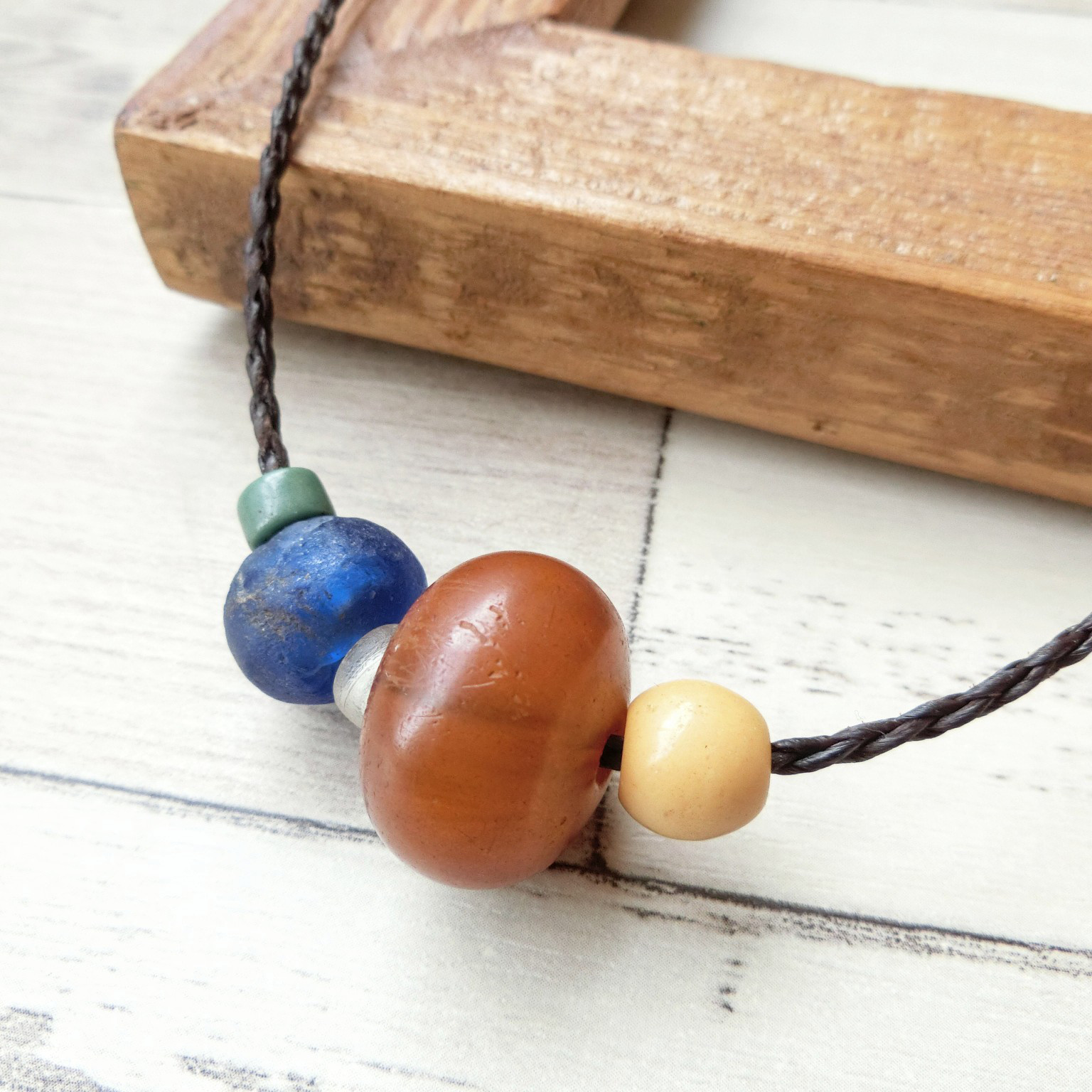 アフリカンアンバーと再生ビーズ(BLUE)を蝋引き紐でつないだロングネックレス
