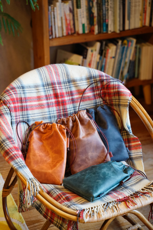 やわらかな本革 巾着ポシェット 1枚目の画像