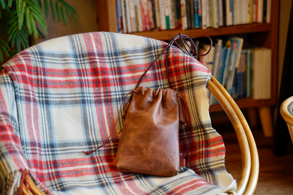 やわらかな本革 巾着ポシェット 4枚目の画像