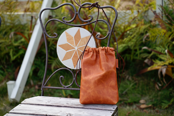 やわらかな本革 巾着ポシェット 2枚目の画像