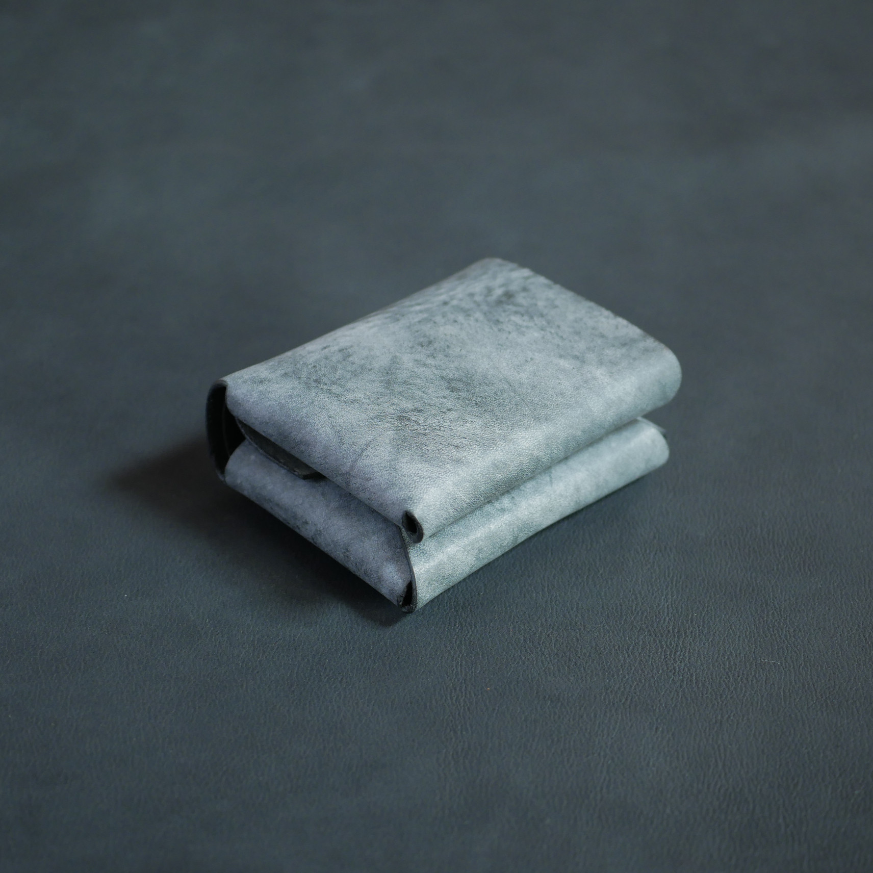 イタリアンレザーで作った【コンパクトな二つ折り！レザーミニウォレット：black】財布　革　黒　メンズ　レディース