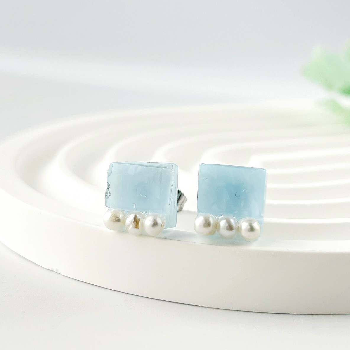 春色ガラスと淡水パールのスクエアピアス-pastel blue-