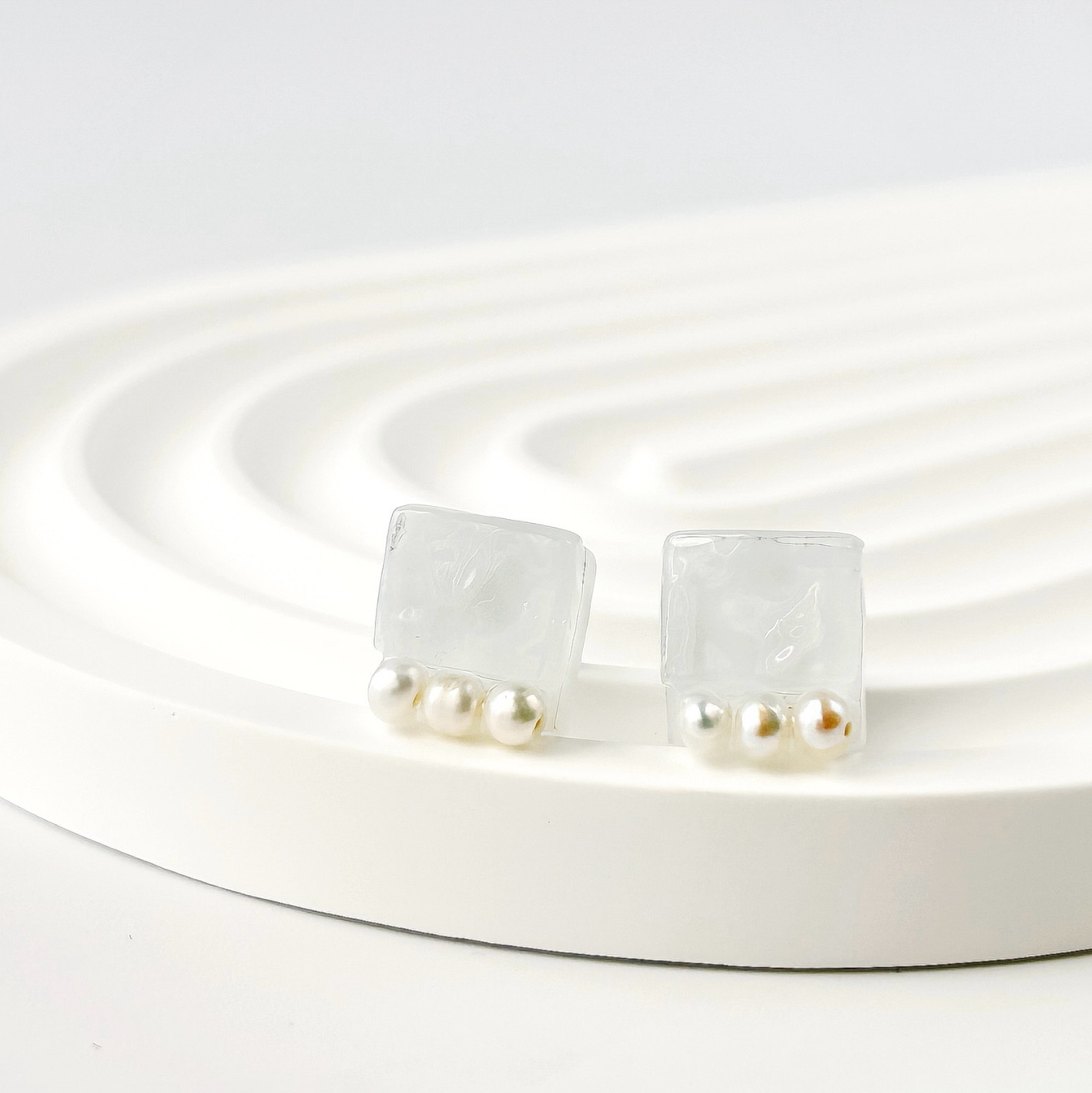 春色ガラスと淡水パールのスクエアピアス-white-