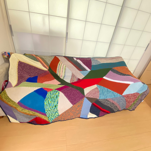 レトロカラーの手編みアートブランケット ソファやベッドに