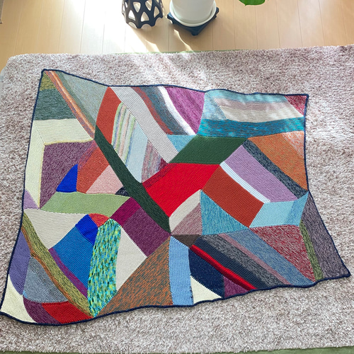 レトロカラーの手編みアートブランケット ソファやベッドに