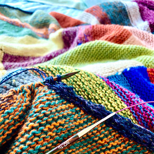 レトロカラーの手編みアートブランケット ソファやベッドに