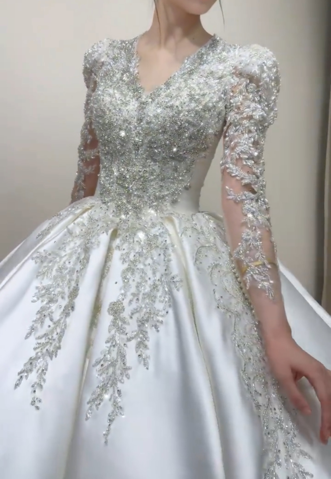 大人気上昇中　長袖　vネック　高級サテン　優雅なウェディングドレス　躊躇しない　前撮り　挙式花嫁　キラキラドレスお呼ばれ