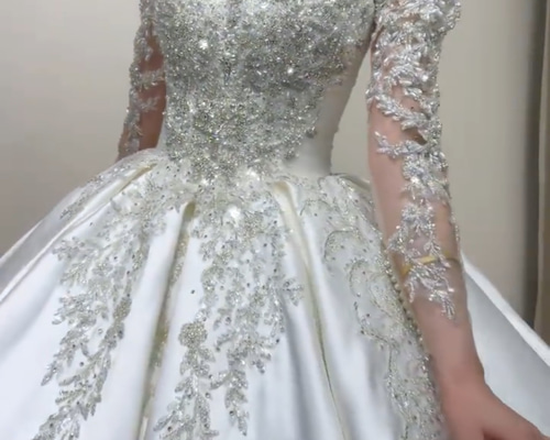 華やかウェディングドレス 結婚式 袖可愛い魅力的デザイン 長袖ウェディングドレスの魅力は？袖の長さ・デザイン別の特徴を紹介