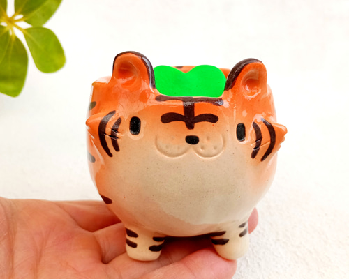小さなトラの植木鉢 虎の陶器 1点あります その他インテリア雑貨 工房