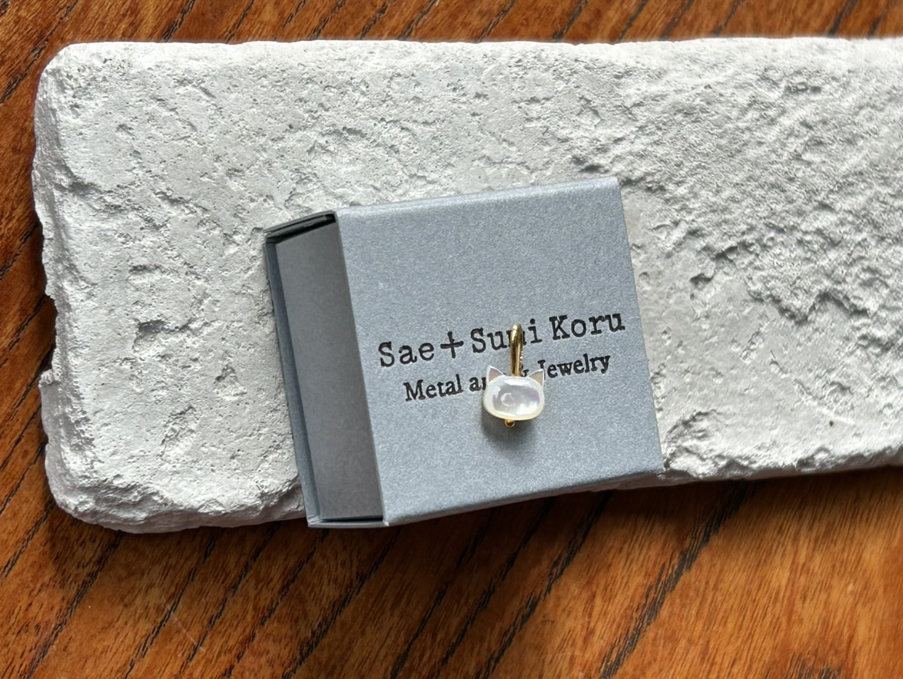 K24純金・天然白蝶貝（真珠貝)猫フェイス◇クリップピアス　片耳分