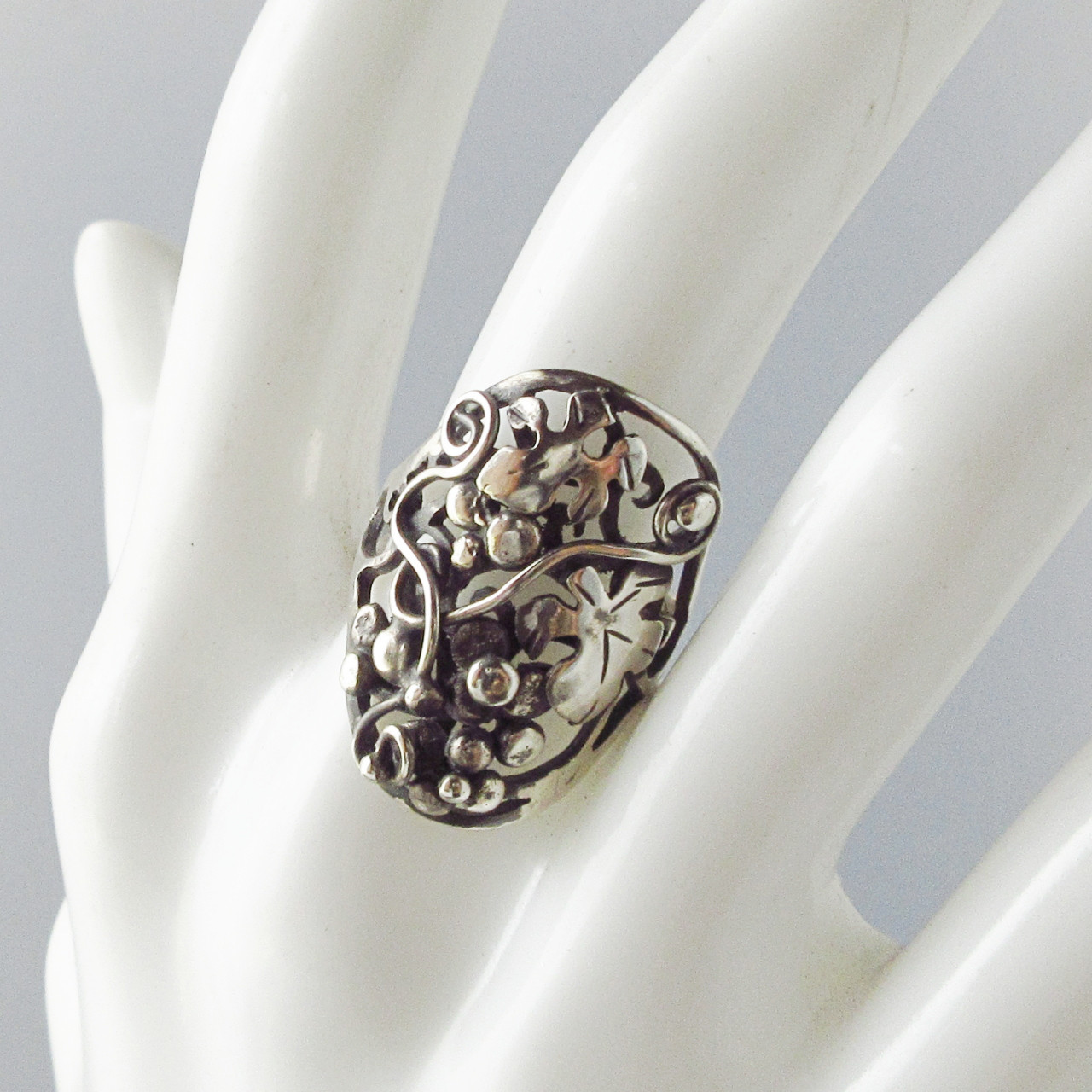 レトロな雰囲気の葡萄・シルバーリング