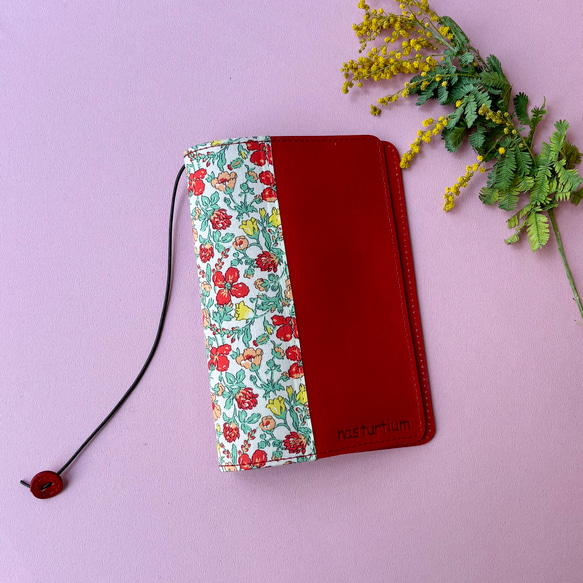 牛革×リバティープリント　ブックカバー（文庫本サイズ）　レッド 1枚目の画像