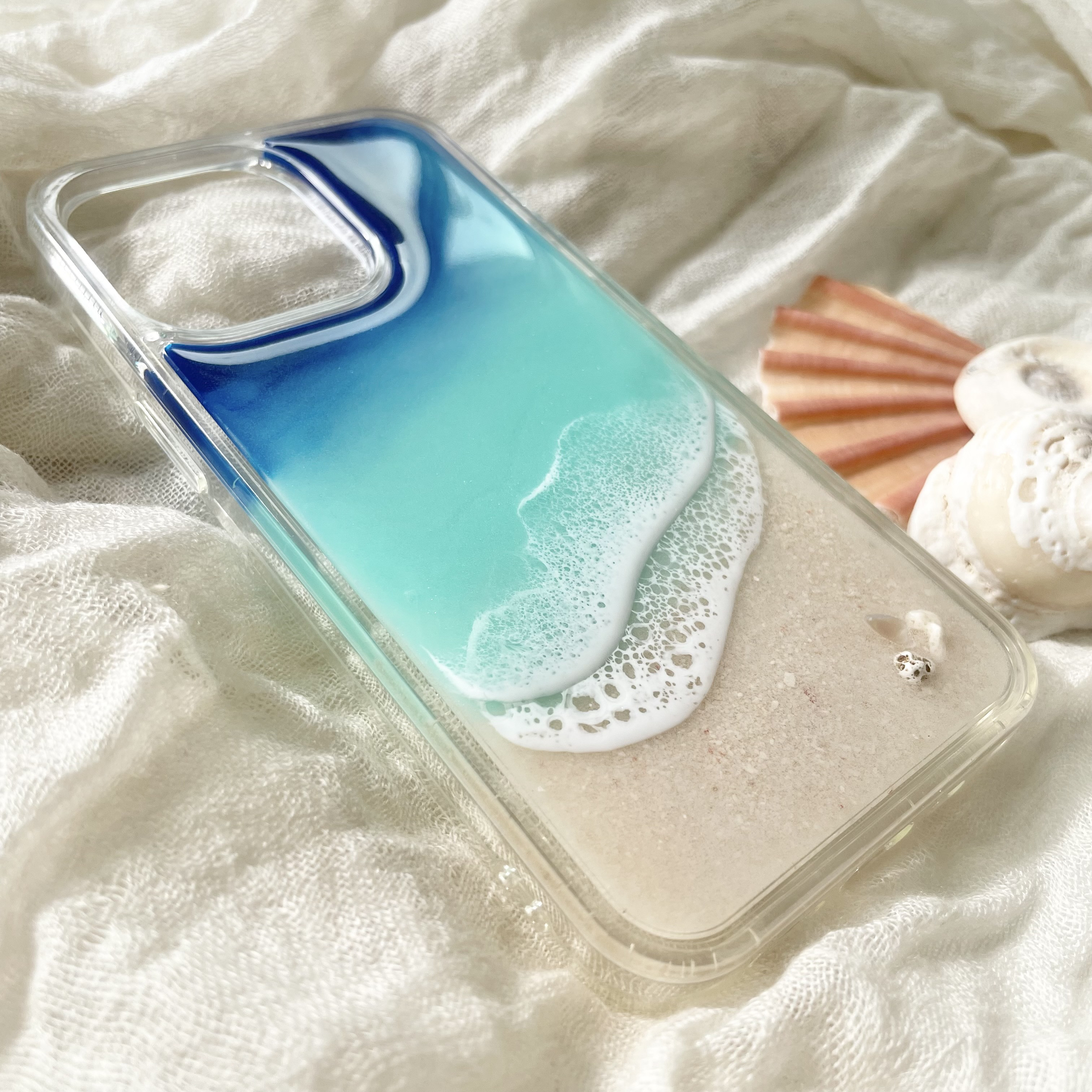 iPhone13pro そっと寄り添う波のケース