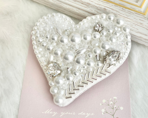 ハンドメイド　ビーズ刺繍 ブローチ　ハート ハート ビーズ刺繍 ワッペン ブローチ