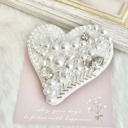 大きなハートのビーズ刺繍ブローチ｜ホワイト×シルバーのパール