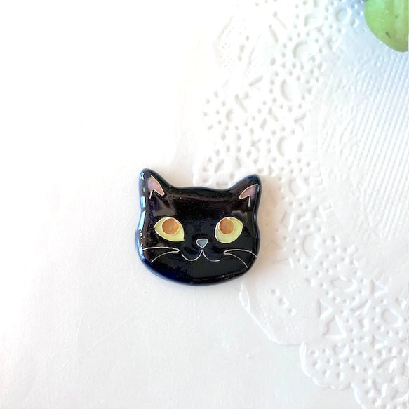 黒猫・顔ブローチ （ 七宝焼 顔 ガラス ） ブローチ まめふく