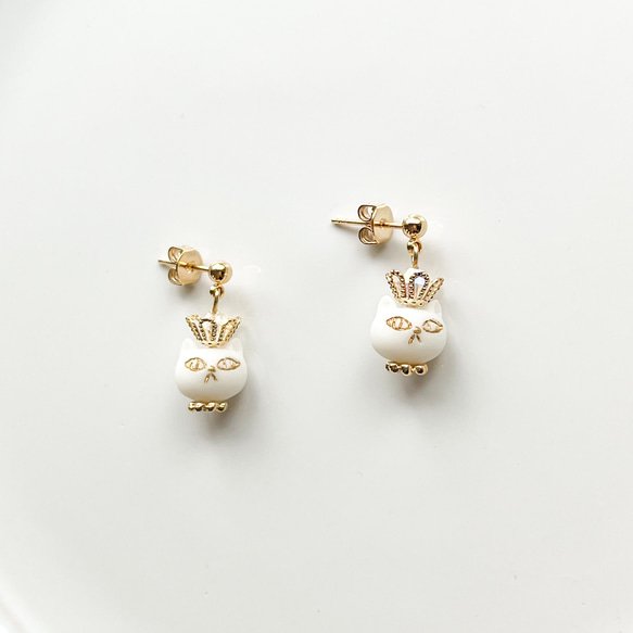 ねこ王国の女王(白)ピアス/イヤリング 1枚目の画像