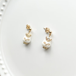 ねこ王国の女王(白)ピアス/イヤリング 2枚目の画像