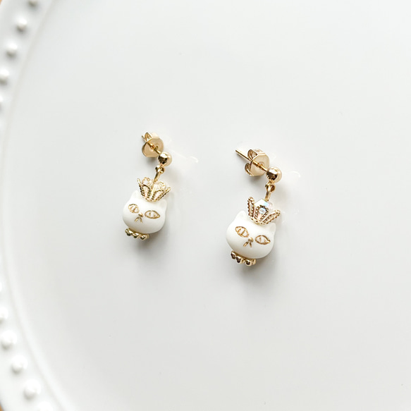 ねこ王国の女王(白)ピアス/イヤリング 2枚目の画像