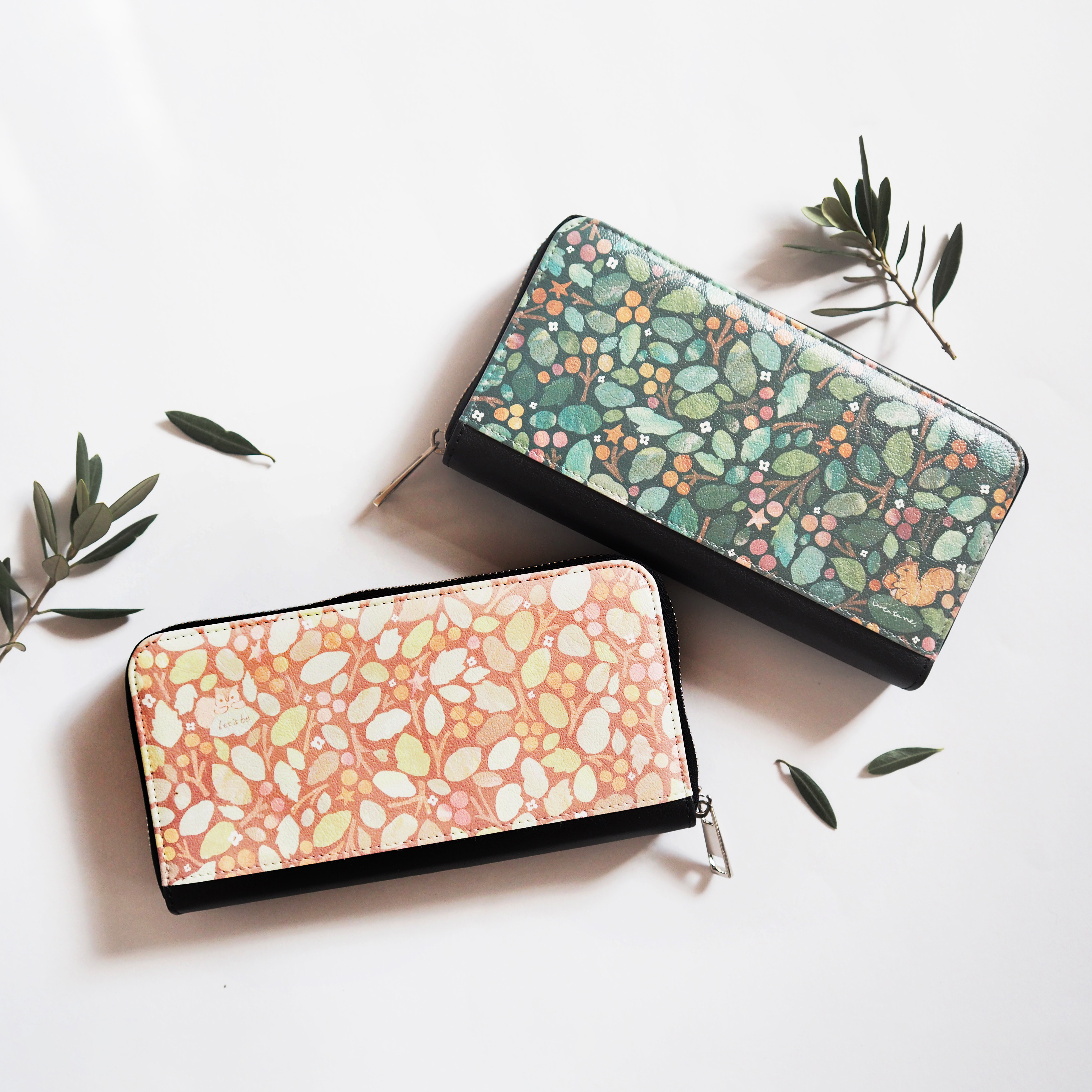 【名入れ可能】絵本のような木の実とリスのナチュラル長財布／北欧 緑orピンク／たっぷりカード収納・ファスナーつきポケット