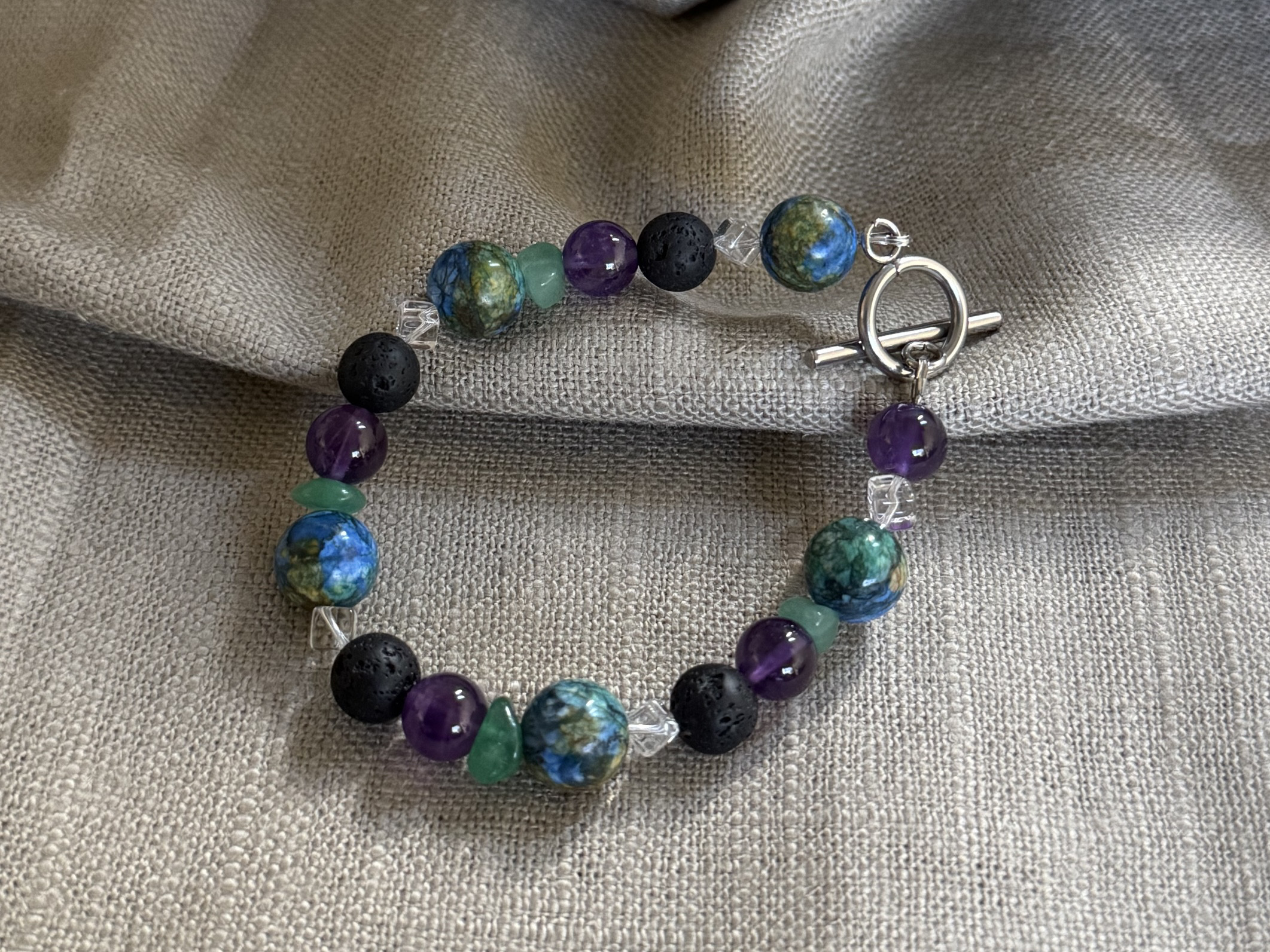 天然石アズマロカイト他4種の石を使った”みんなの地球”ブレスレット